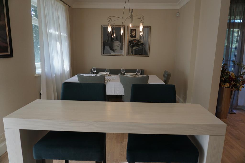 Wooden Villa Apartments ยูร์มาลา ภายนอก รูปภาพ