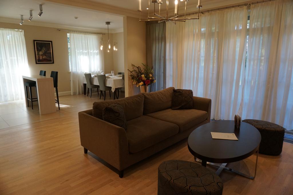 Wooden Villa Apartments ยูร์มาลา ภายนอก รูปภาพ